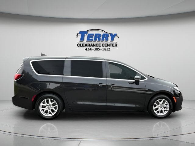 Pre-Owned 2023 Chrysler Pacifica Touring L - photo - 0
