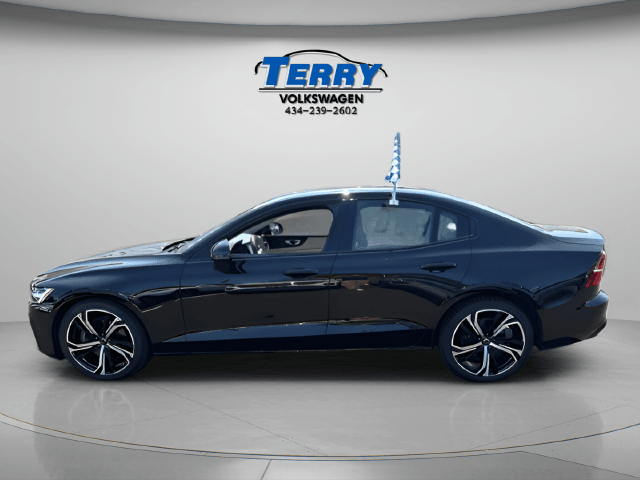 Pre-Owned 2024 Volvo S60 B5 Plus Dark Theme - photo - 1