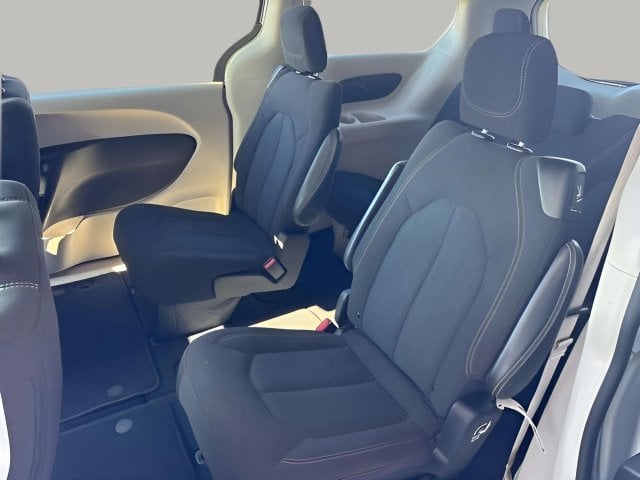 Pre-Owned 2024 Chrysler Voyager LX - photo - 8